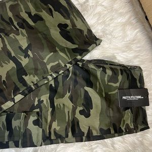 NWT! PrettyLittleThing Wide leg Camo cargo pants